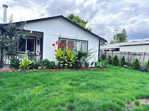 Relax in Newberg Wine Trail Oasis with A/C  High-Speed Wi-Fi