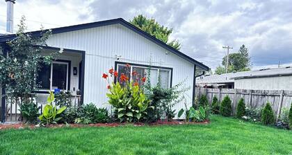 Relax in Newberg Wine Trail Oasis with A/C High-Speed Wi-Fi