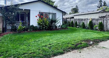 Relax in Newberg Wine Trail Oasis with A/C  High-Speed Wi-Fi