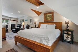 3 bedrooms, desk, iron/ironing board, free WiFi - Downtown Gem on the River • Walk to Shops & Marina (Grand Lake)