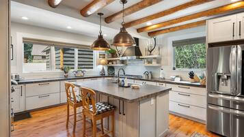 Geladeira, micro-ondas, fogão, cooktop