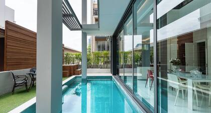 Modern Luxury Poolhaus With Lift