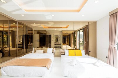 Modern Luxury Poolhaus With Lift