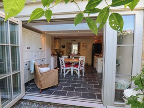 Outdoor dining - Woodbine Cottage (Whitby)