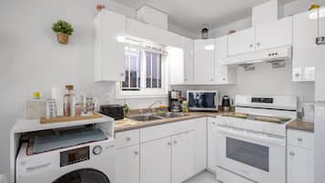 Microondas, horno y placa de cocina