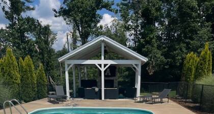 Charming 3-bedroom farmhouse with WiFi, AC in serene Fletcher