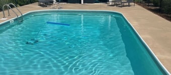 Charming 3-bedroom farmhouse with Pool &Hot Tub in Asheville Fletcher area