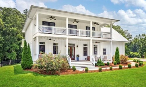 Charming 3-bedroom farmhouse with Pool &Hot Tub in Asheville Fletcher area