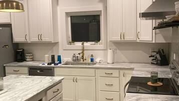 Micro-ondes, four, plaque de cuisson, lave-vaisselle