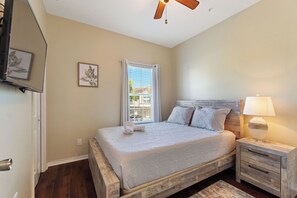 3 chambres, fer et planche à repasser, Wi-Fi, draps fournis