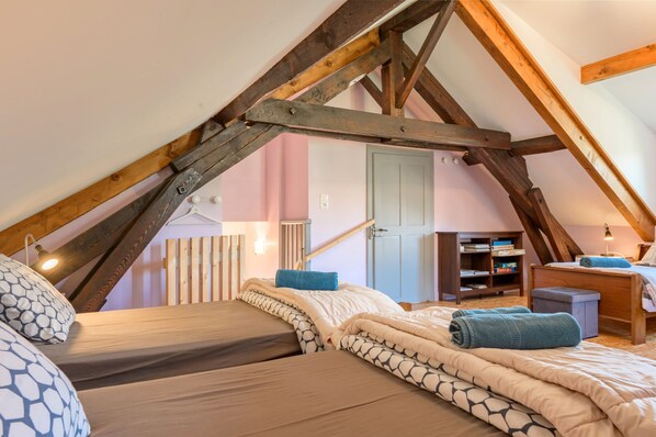 2 bedrooms, iron/ironing board, bed sheets