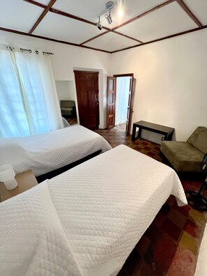 Chambre Familiale, plusieurs lits, salle de bains privée (ELA 5)