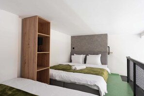 1 habitación, escritorio, tabla de planchar con plancha y cuna de viaje 