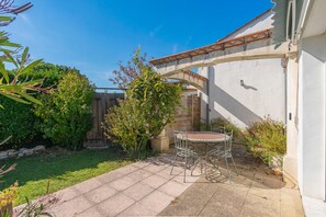 Outdoor dining - Villa Bleu Océan – Studio Cordouan, near beaches and Royan (Vaux-sur-Mer)