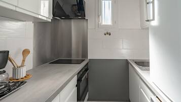 Een koelkast, een magnetron, een oven, een kookplaat