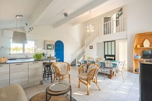 TV - Holiday Home 'Bleu Océan, Le Loft' with Private Terrace, Garden & Wi-Fi (Vaux sur Mer)