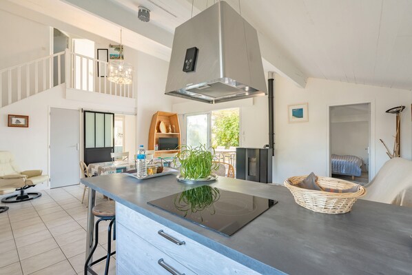 Interior - Holiday Home 'Bleu Océan, Le Loft' with Private Terrace, Garden & Wi-Fi (Vaux sur Mer)