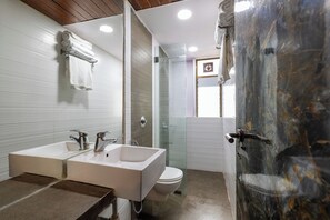 Executive Quadruple Room | Bathroom