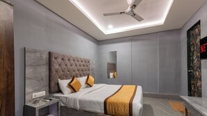 Ein modernes Schlafzimmer mit einem Bett, einem Nachttisch und einem Deckenventilator.