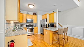 Refrigerador, microondas, horno, placa de cocina