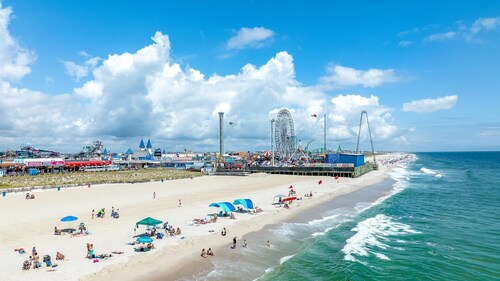 3BR Seaside Haven - Beach Block Home w/ Parking