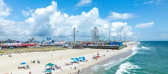 3BR Seaside Haven - Beach Block Home w/ Parking