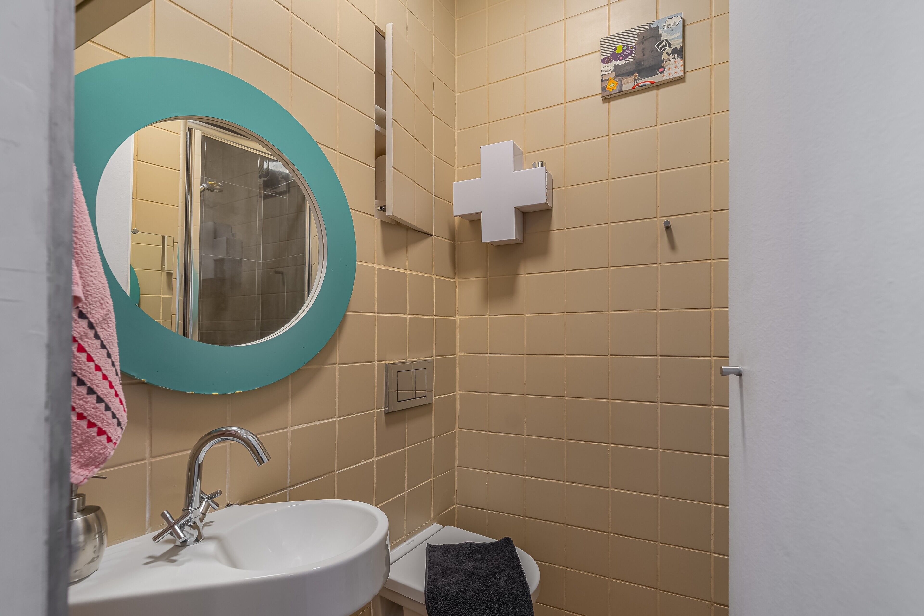 Douche, séchoir à cheveux, serviettes fournies