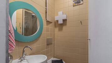 Douche, séchoir à cheveux, serviettes fournies