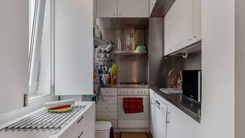 Een koelkast, een microgolfoven, een oven, een kookplaat