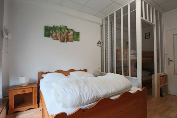 1 dormitori, planxa i posts de planxar i wifi