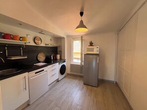 Réfrigérateur, micro-ondes, lave-vaisselle, cafetière/bouilloire