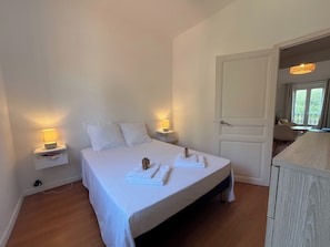 2 chambres, fer et planche à repasser, Wi-Fi, draps fournis