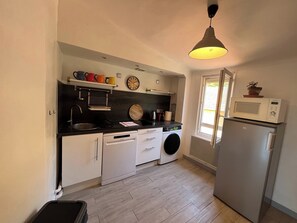 Fridge, microwave, dishwasher, coffee/tea maker