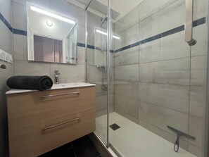 Hårføner og håndklær