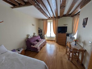 Tabla de planchar con plancha, wifi y ropa de cama 