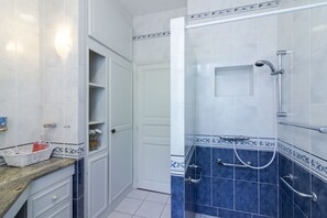 Shower, towels