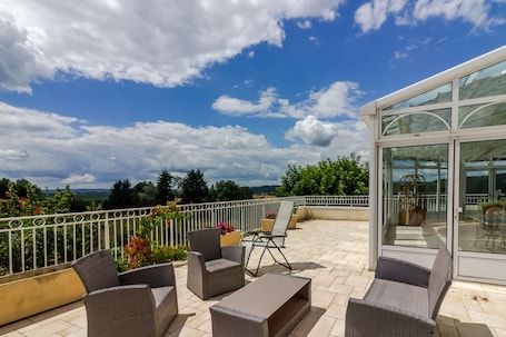 Terrace/patio. Guest Room in Vignols