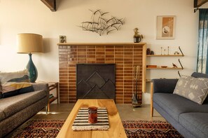 Smart-TV, Kamin, Bücher, Videothek