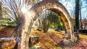 An outdoor stone archway surrounded by trees and fallen leaves. - A CASA DEL BOSQUE DEL AGUA+PASE A SPA PREXIGUEIRO GRATIS A PARTIR DE 01.09.2025 (MONDARIZ)