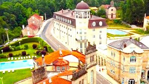 A large, historic building with multiple domes and a central courtyard with a pool. - A CASA DEL BOSQUE DEL AGUA+PASE A SPA PREXIGUEIRO GRATIS A PARTIR DE 01.09.2025 (MONDARIZ)