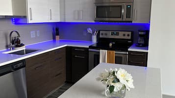 Refrigerador, microondas, horno y parrilla de estufa