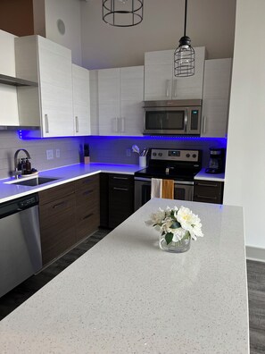 Refrigerador, microondas, horno, placa de cocina