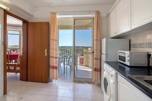 Kühlschrank, Herdplatte, Toaster, Kochgeschirr/Geschirr/Besteck