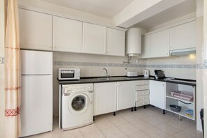 Kühlschrank, Herdplatte, Toaster, Kochgeschirr/Geschirr/Besteck