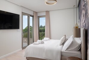 5 bedrooms, iron/ironing board, WiFi, bed sheets - New! Villa A56, 98m2 heated pool&spa, near Split, bbq, gym, family, sea view (Kaštel Lukšić)