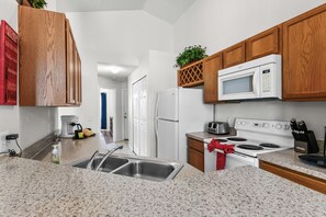 Fridge, microwave, oven, stovetop - Cozy 4BR Pool Home w/ Game Room Near Disney (Davenport)