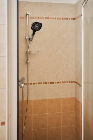 Haartrockner, Handtücher, Seife, Toilettenpapier