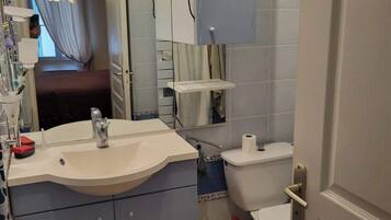 Douche, sĂšche-cheveux, serviettes fournies