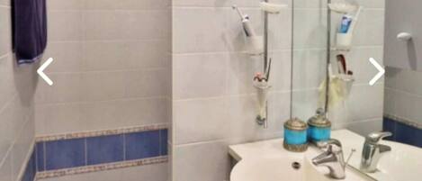 Een douche, een haardroger, handdoeken