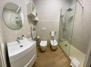 Shower, hair dryer, bidet, towels - Luxury Apartment Metro Cornelia (Roma)